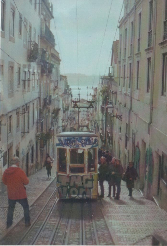 Surfen in Lissabon - Eine der alten Schrägbahnen