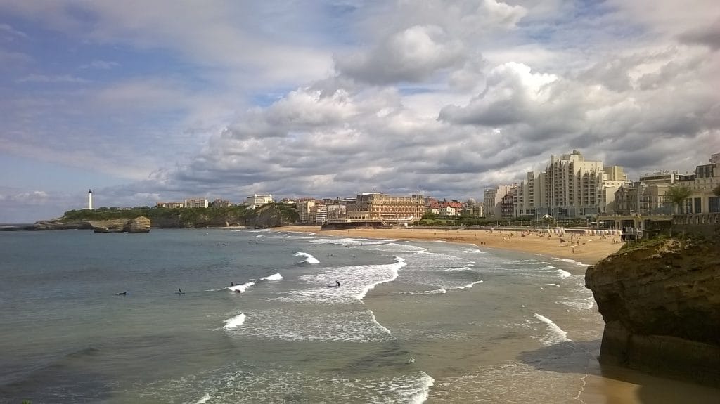 Surfen in Biarritz: Der Grande Plage ist einer der ersten besurften Strände Frankreichs und immer noch sehr gut zum Surfen lernen.