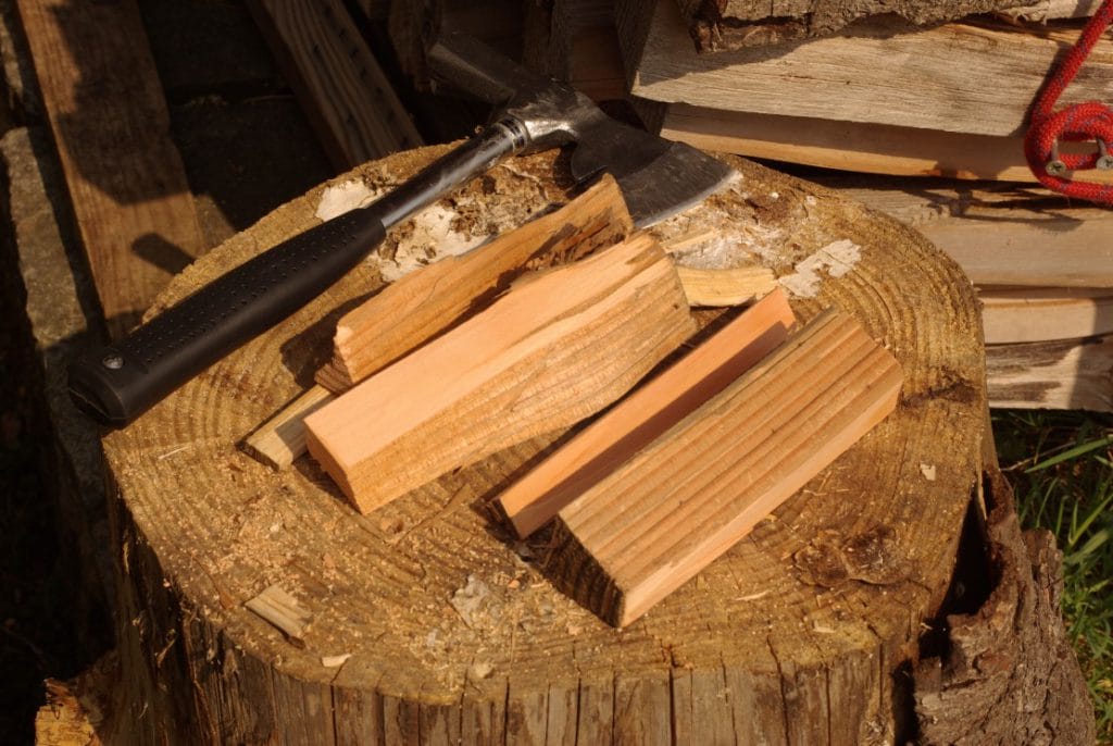 Mini Holzofen im Wohnmobil: Kleines Beil zum Holz spalten.