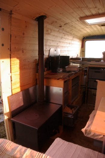 Mini Holzofen im Wohnmobil: Einbau des Ofens.
