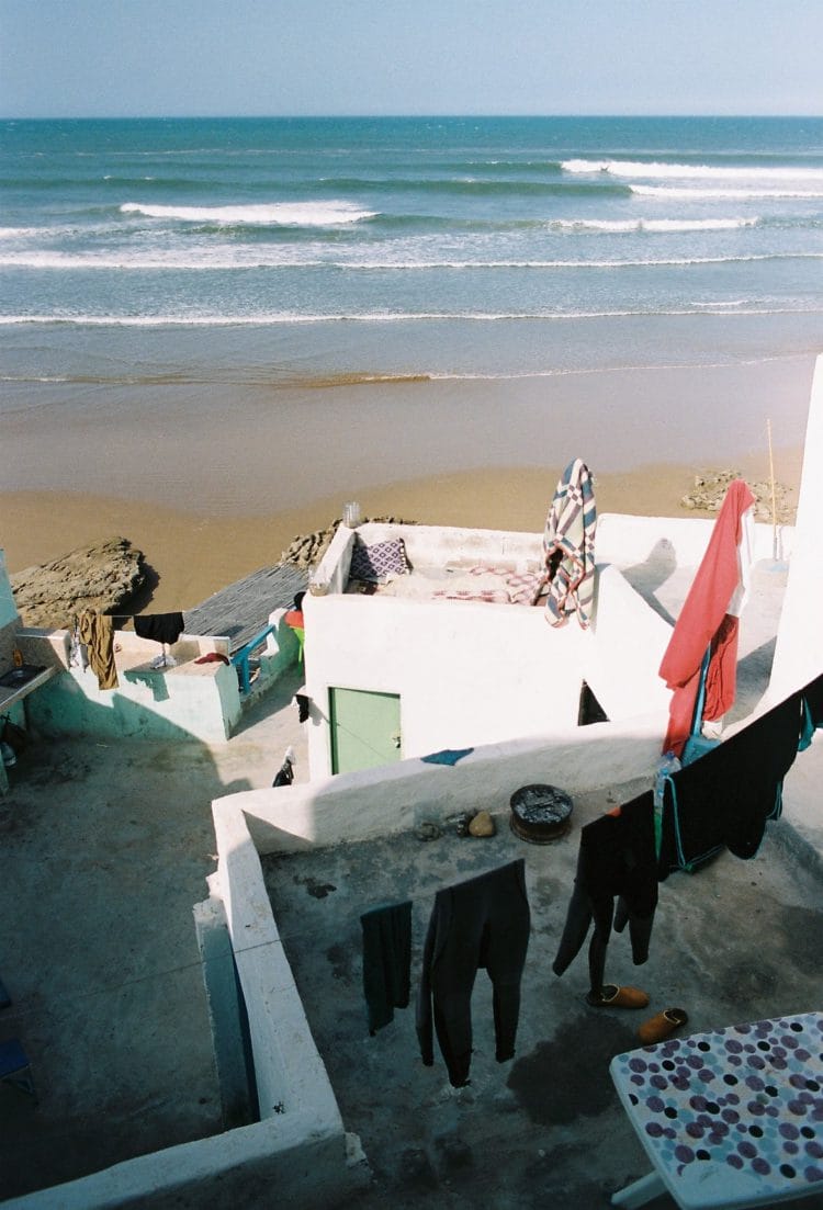 Surfen in Taghazout: Neos trocknen auf der Leine