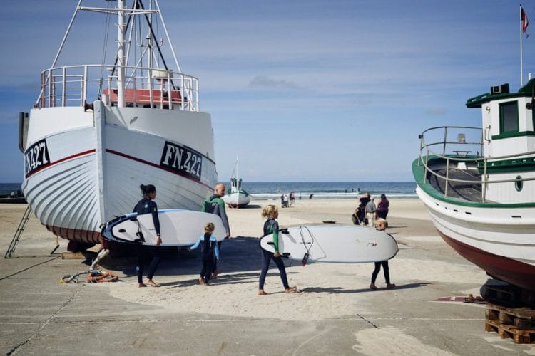 Surfen in Dänemark: Zwischen den Fischerbooten