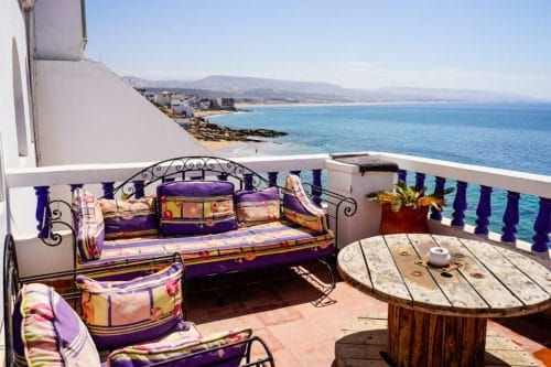 Surfen in Agadir: Die Terrasse des Oceana Surfcamps