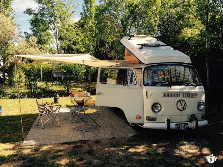 Camper mieten Berlin: Ein Bulli auf einem Campingplatz