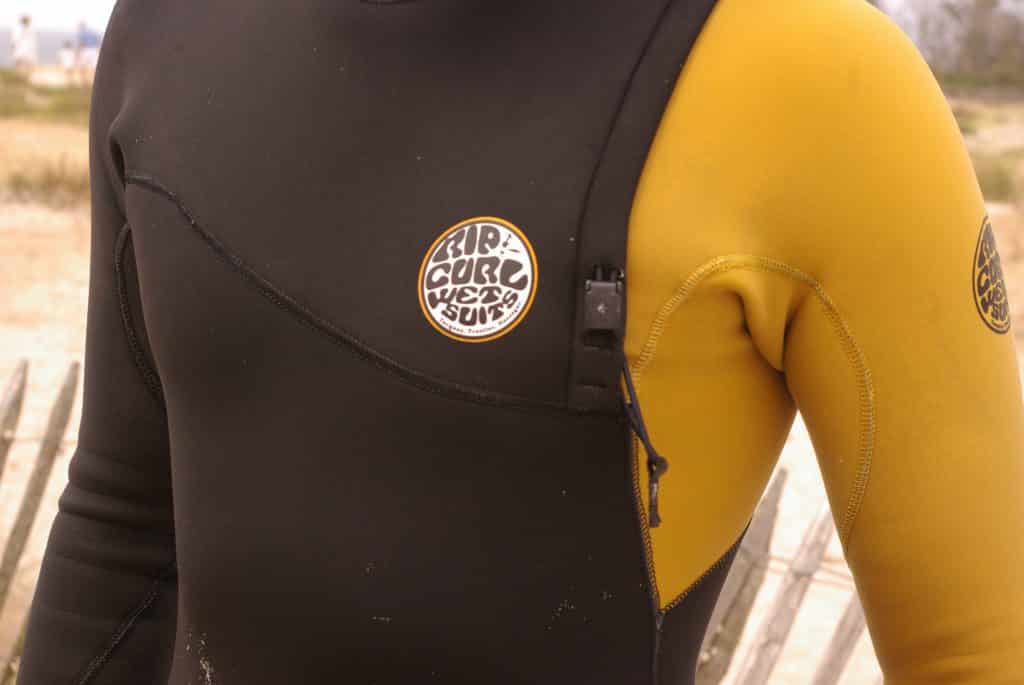 Neoprenanzug im Test: Ein Surfer mit einem Zip Free Wetsuit