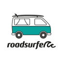 Surfen in Nazaré: Das Roadsurfer Logo