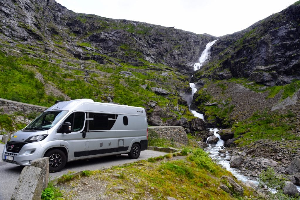 McRent im Test: Ein Kastenwagen parkt vor einem Wasserfall