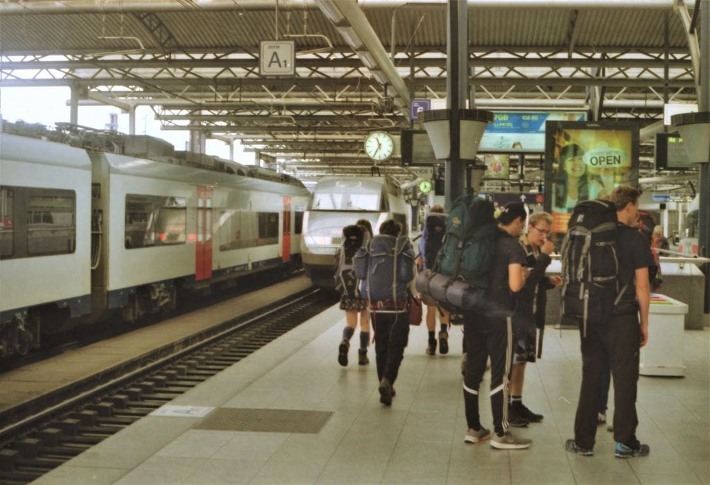 Kreditkarte ohne Auslandsgebühren: Junge Rucksackreisende am Bahnhof von Brüssel.