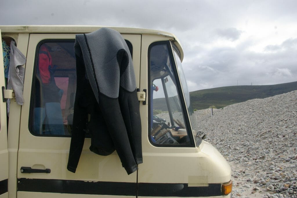 Surfen in Irland: Ein Neo trocknet über dem Seitenspiegel von einem MB 407D