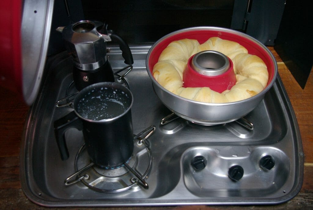 Omnia Camping Backofen im Test: Die Aufbackcroissants auf dem Camping Herd