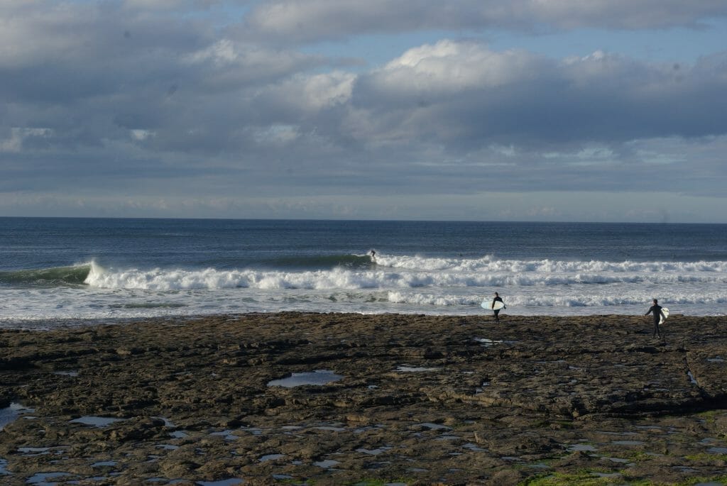 Surfen in Irland: Easkey Right mit einem Surfer darauf, zwei weitere sind auf dem Weg ins Wasser