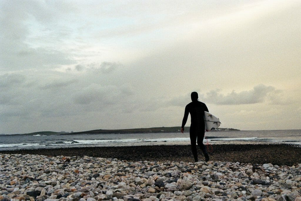 Surfen in Irland: Auf dem Weg ins Wasser in Magheroarty