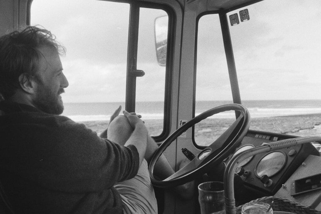 Roadtrip durch Irland: Im Camper am Strand.