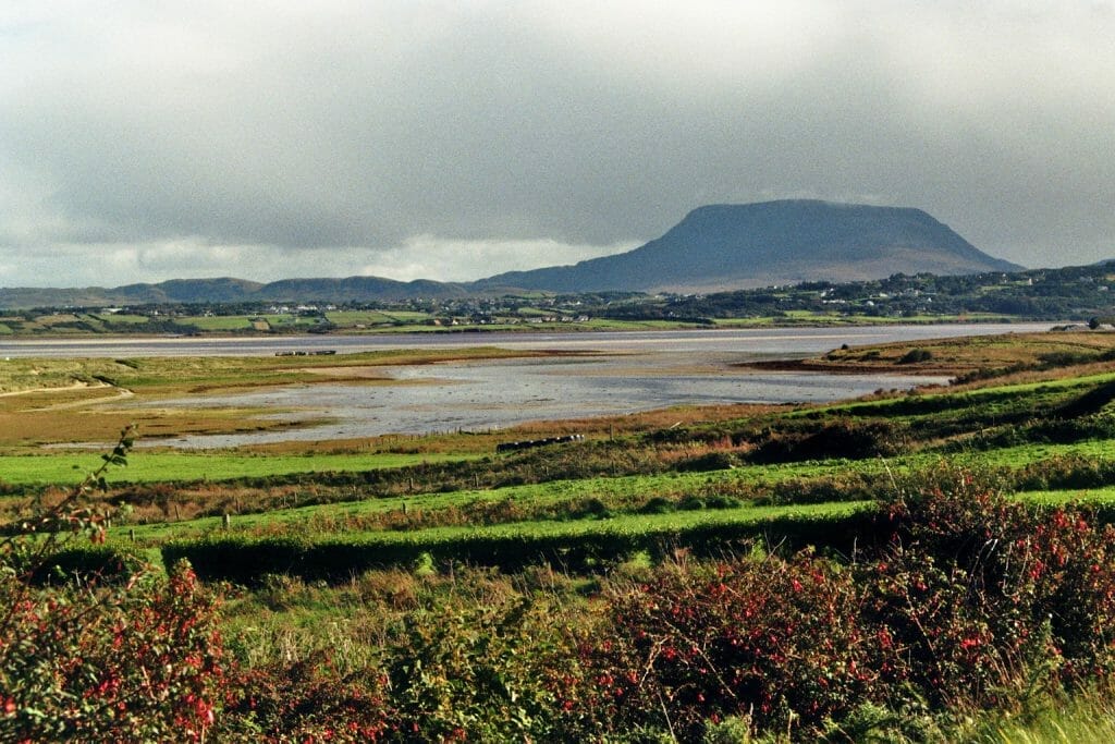 Roadtrip durch Irland: Ein Berg in der Landschaft von Donegal.