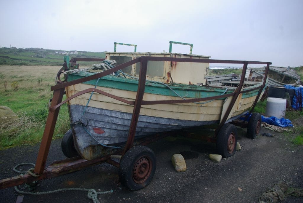 Roadtrip durch Irland: Ein verlassenes Boot in Kilcummin.