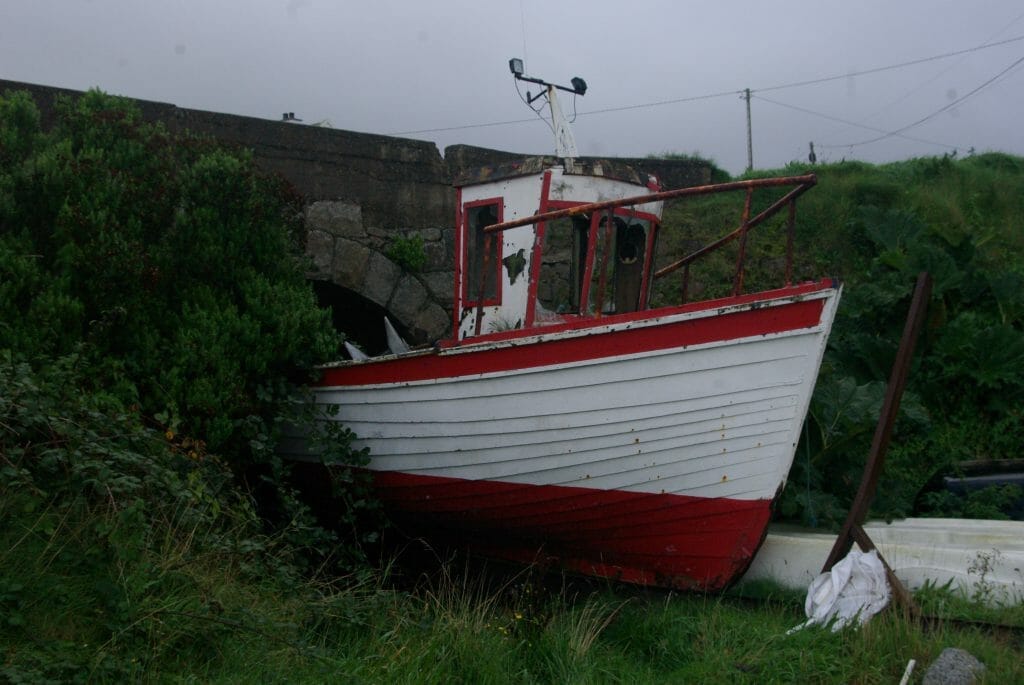Roadtrip durch Irland: Ein verlassenes Boot in Donegal.