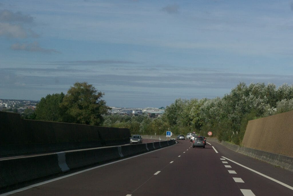 Roadtrip durch Irland: Die Straße in Cherbourg zur Fähre