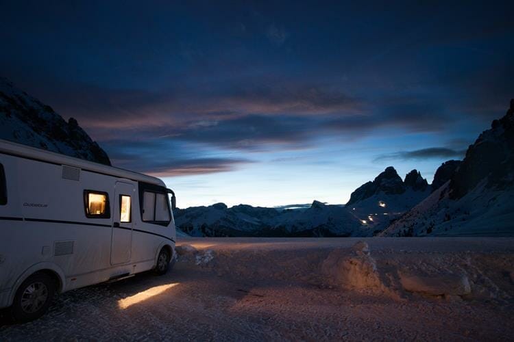 Camper mieten Norwegen: Ein Wohnmobil im Abendlicht