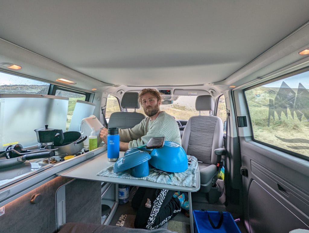 FreewayCamper im Test: Spülen im Camper
