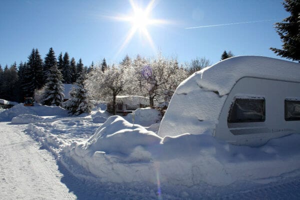 Wintercamping: Der Campingplatz FIchtelsee in Franken