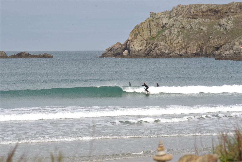 Ein Surfer am Surfspot Baie des Trespasses