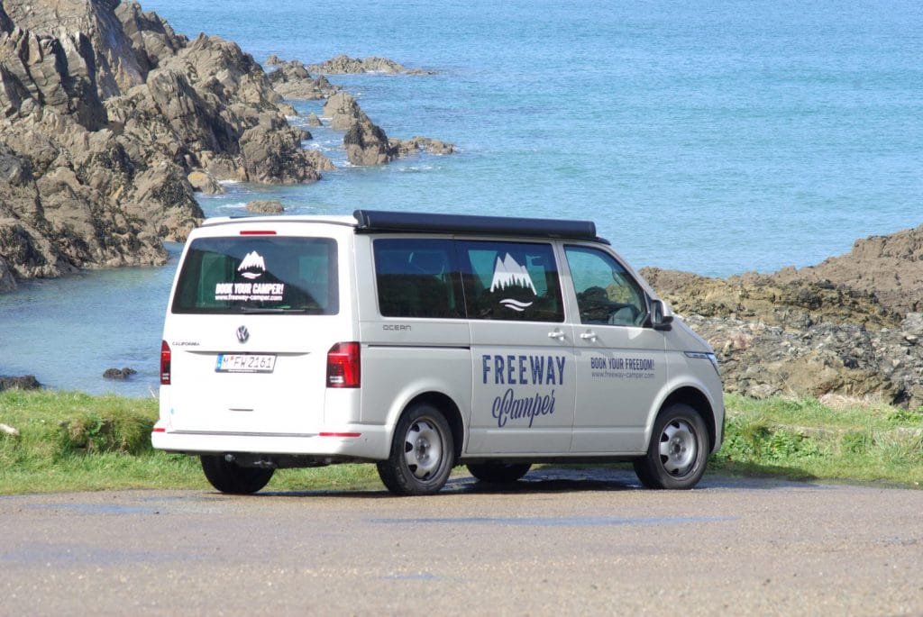 Surfen in der Bretagne: Ein Camper von Freeway in einer Bucht